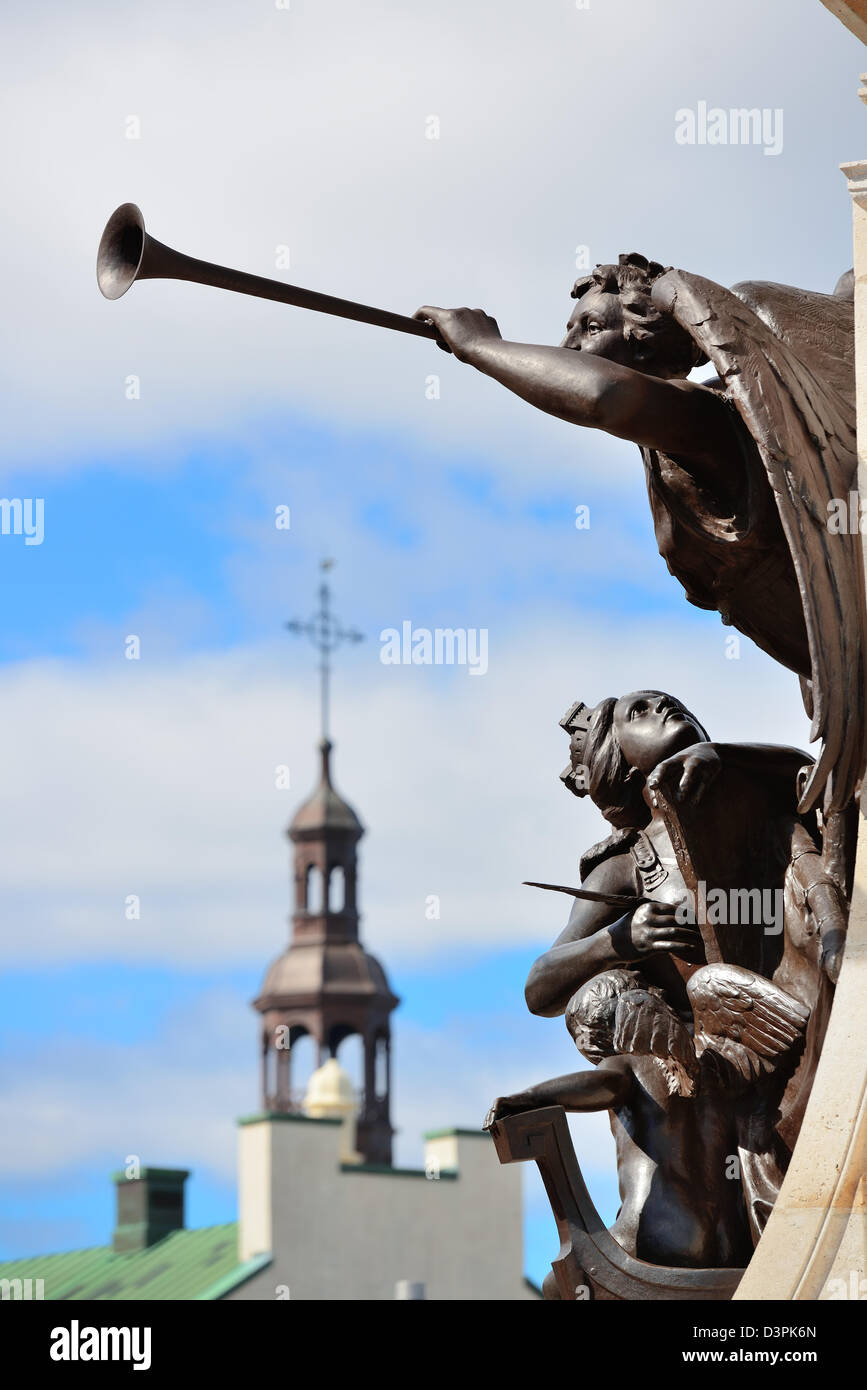 Statue and historical buildings in Quebec City Stock Photo - Alamy