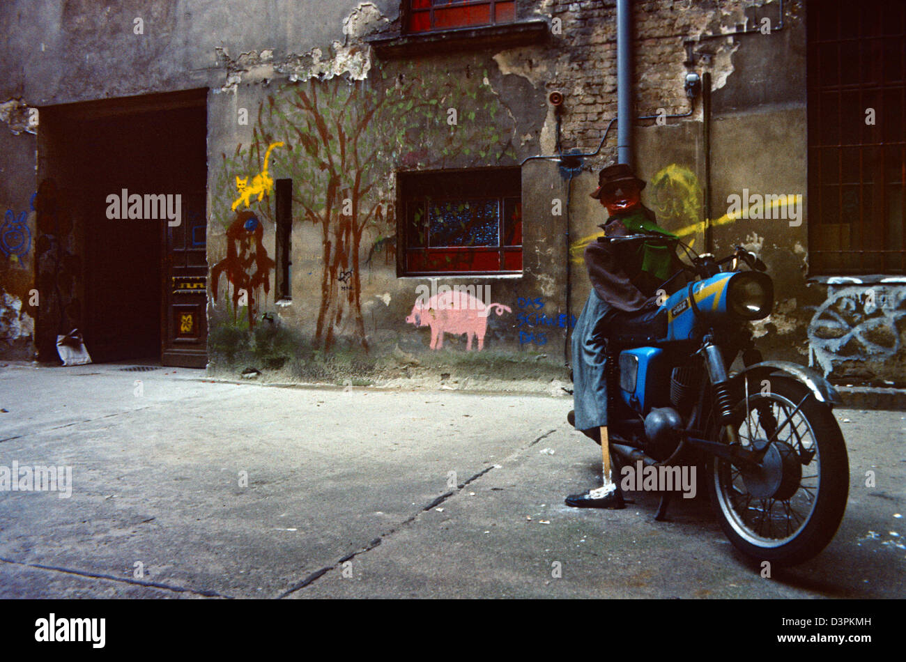 Berlin, GDR, painted façade and installation with a MZ in a backyard Stock Photo