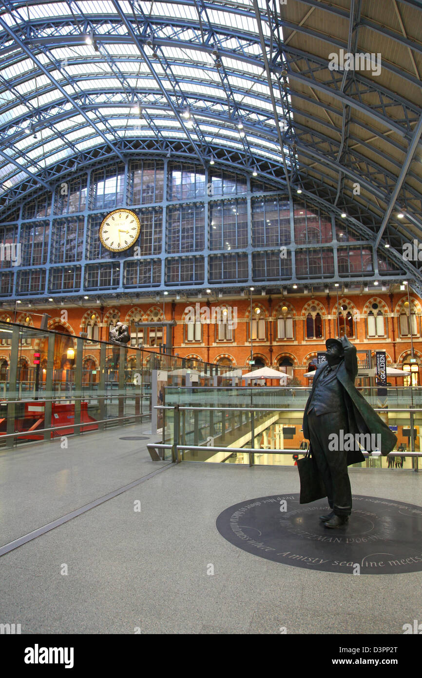 The statue of Sir John Betjeman by Martin Jennings at St Pancras International railway station London England UK Stock Photo