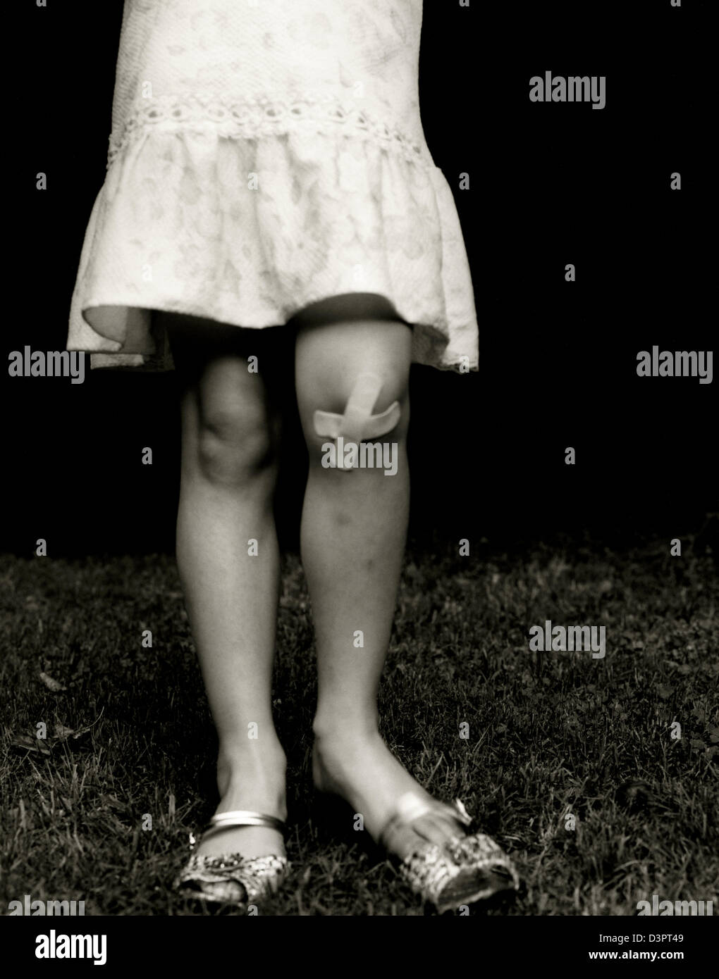 Kid's bandaged scraped knee Stock Photo Alamy