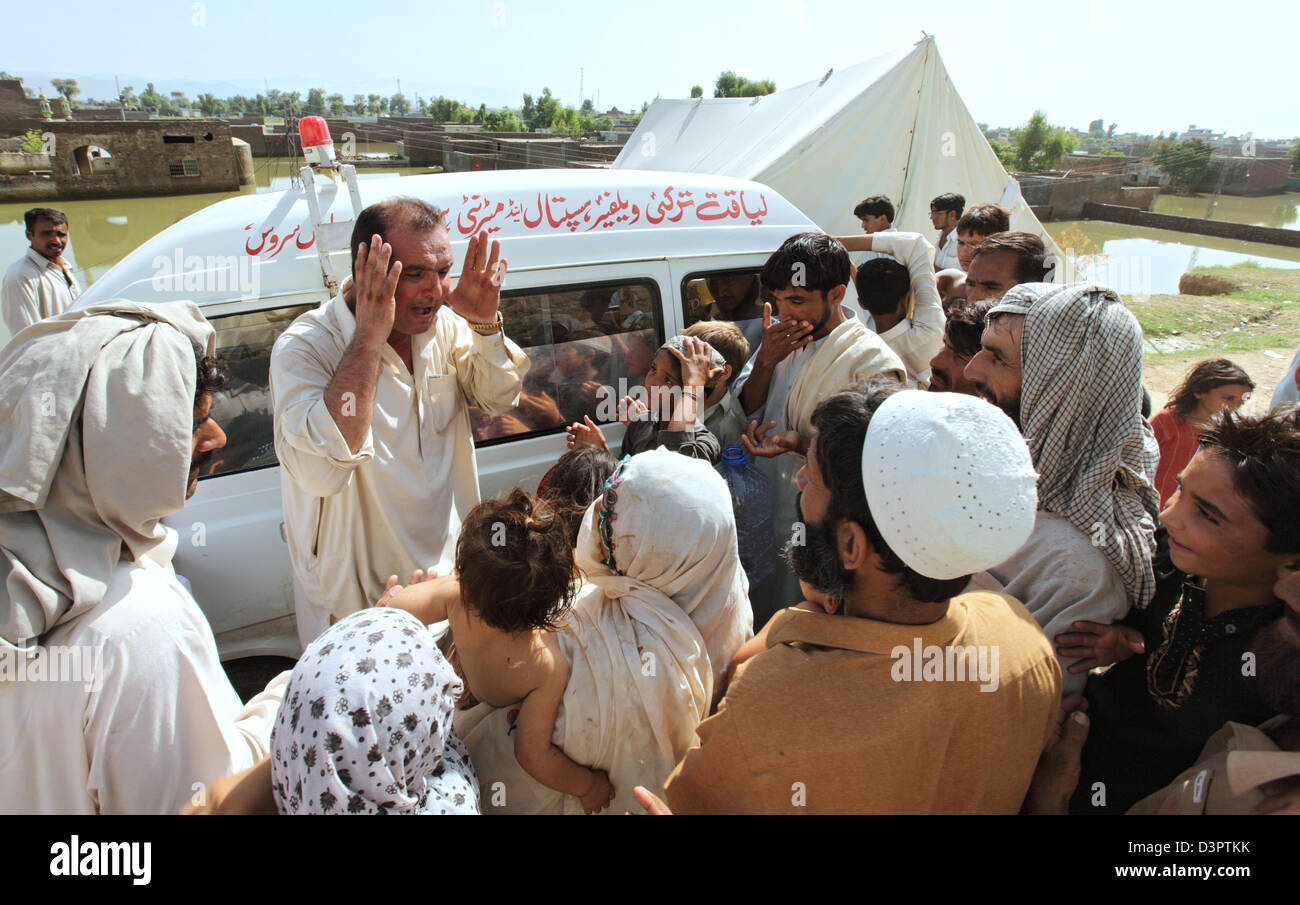 Nowshera, Pakistan, local help for the victims of the floods Stock Photo