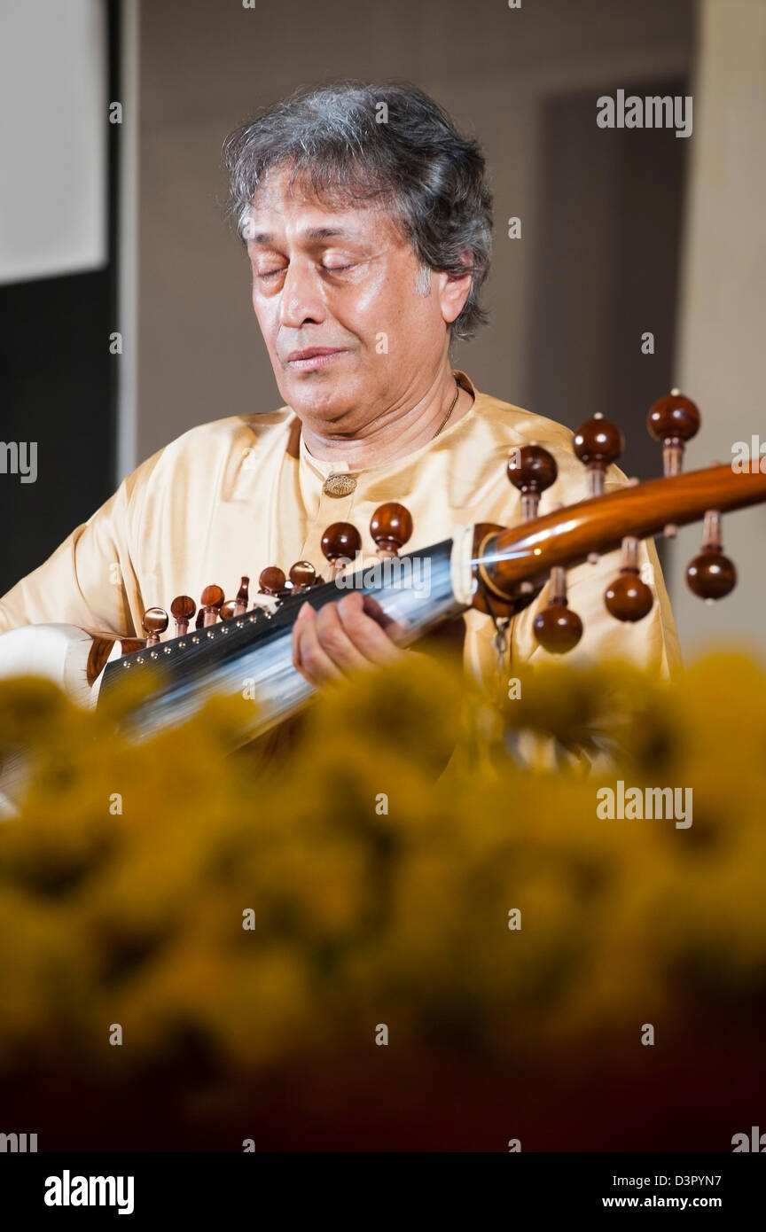 Sarod Maestro Ustad Amjad Ali Khan in a concert Stock Photo Alamy