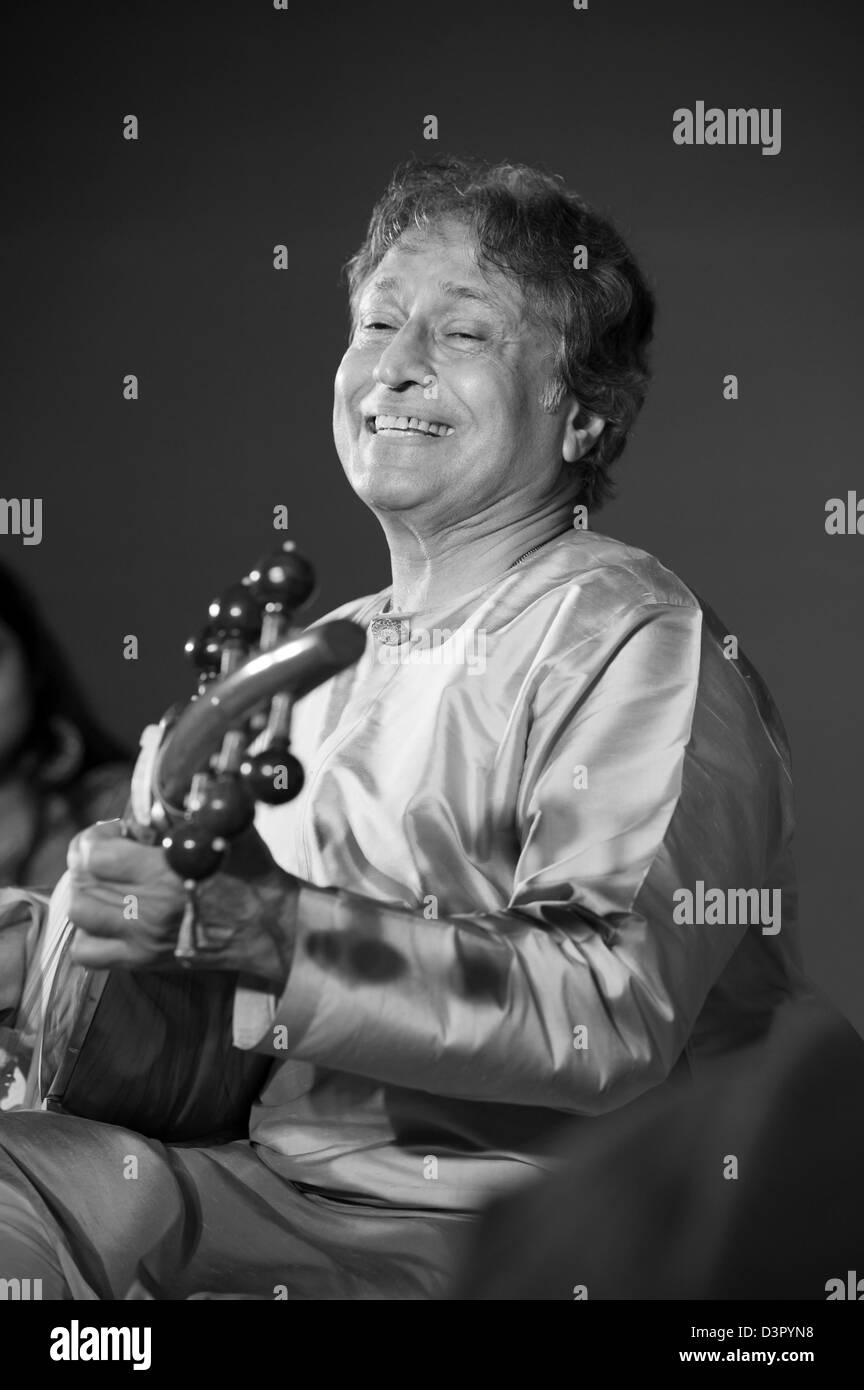 Sarod Maestro Ustad Amjad Ali Khan in a concert Stock Photo Alamy