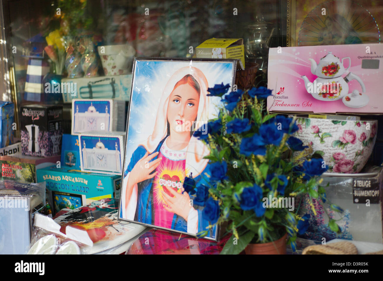 Berlin, Germany, window display one Schnaeppchenladens Stock Photo - Alamy