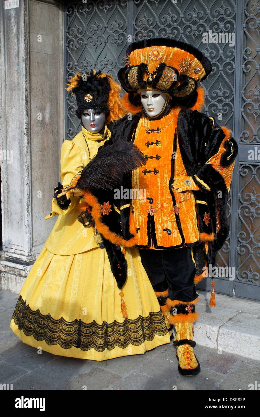 Couple masks hi-res stock photography and images - Alamy