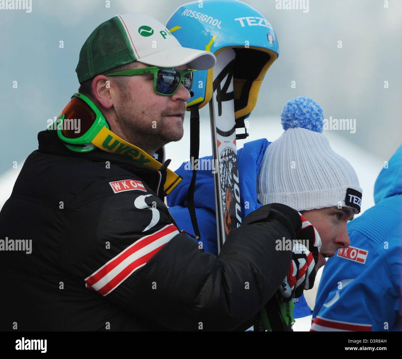 Garmisch-Partenkirchen, Germany. 23rd February 2013. Klaus Kroell (L) from Austria and Italien skier Christof Innerhofer follow the progress of thge race at the Alpine skiing world cup at the Kandahar ski slope in Garmisch-Partenkirchen, Germany, 23 February 2013. He won the world cup race. Photo: ANGELIKA WARMUTH Stock Photo