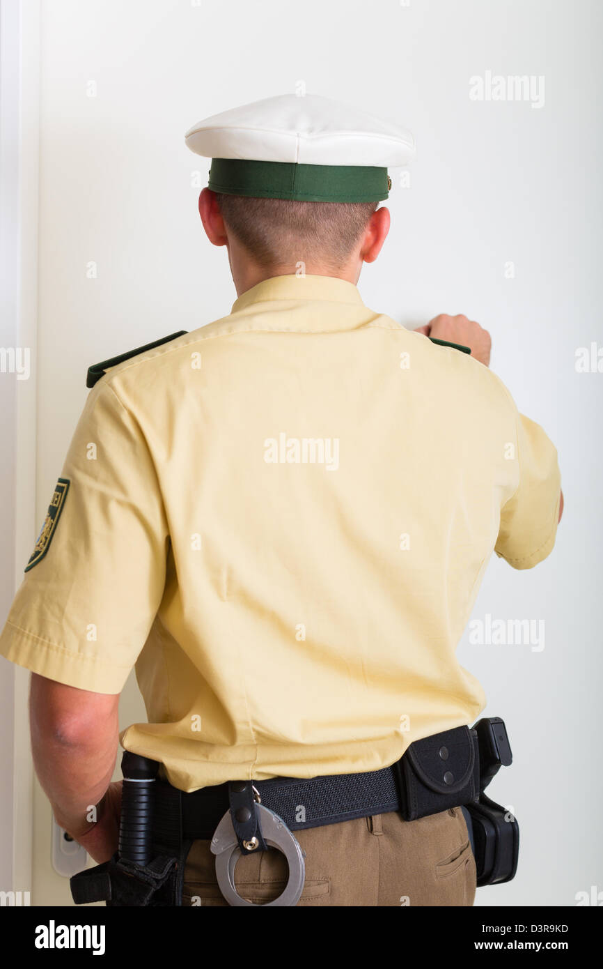 Police Knocking On Door Stock Photos Police Knocking On