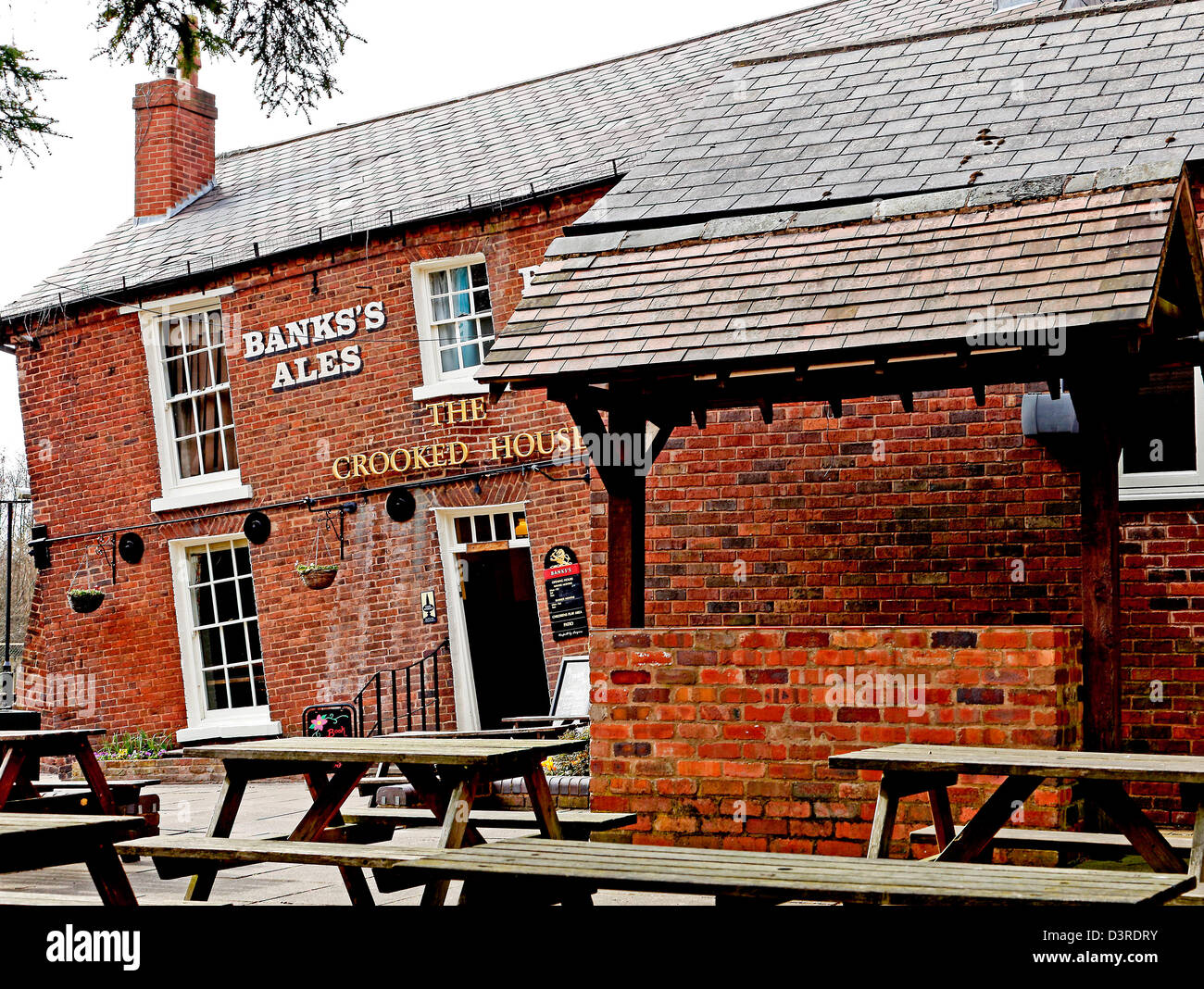 The Crooked House pub in Himley, West Midlands. The building has been affected by mining subsidence over many years Stock Photo