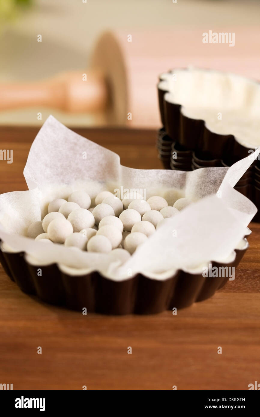 Blind baking with ceramic "beans Stock Photo Alamy