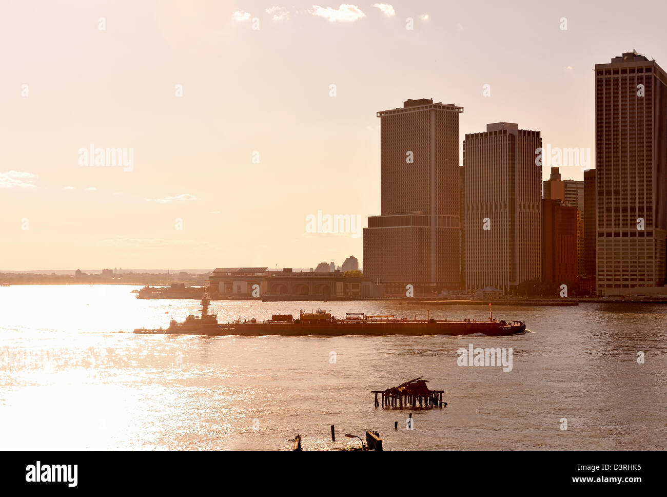 Sunset view of Lower Manhattan and East River from Brooklyn Pier Stock ...