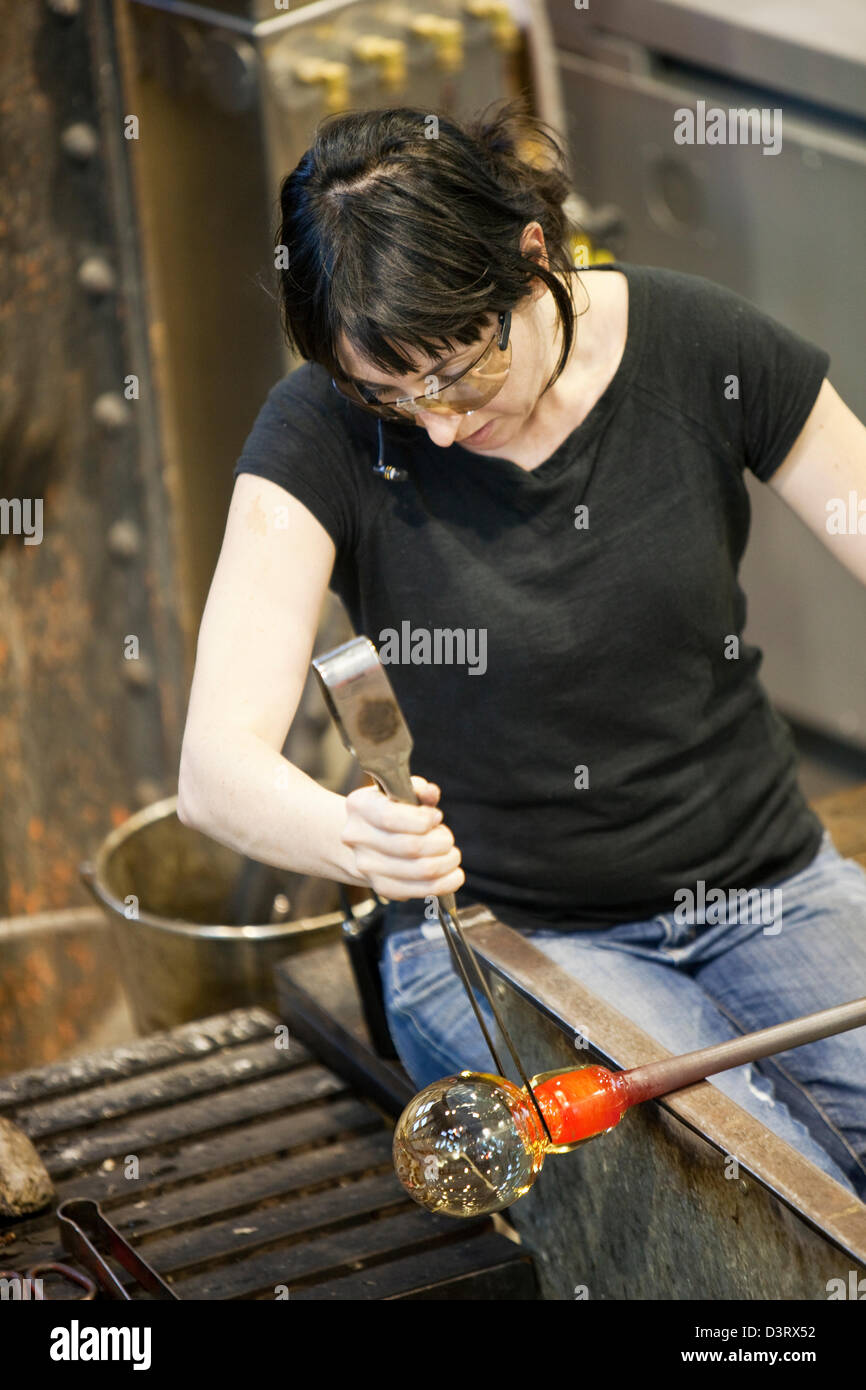Artist glass blowing hi-res stock photography and images - Page 10