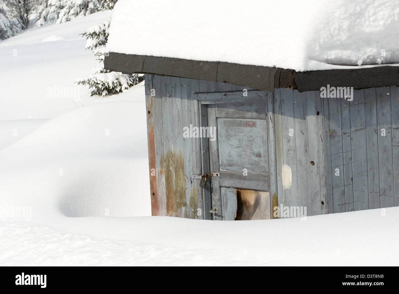 Snow-covered mountain houses, giant mountains, Horni Misecky, Czech Republic Stock Photo