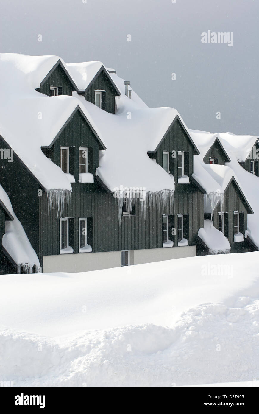 Snow-covered mountain houses, giant mountains, Horni Misecky, Czech Republic Stock Photo