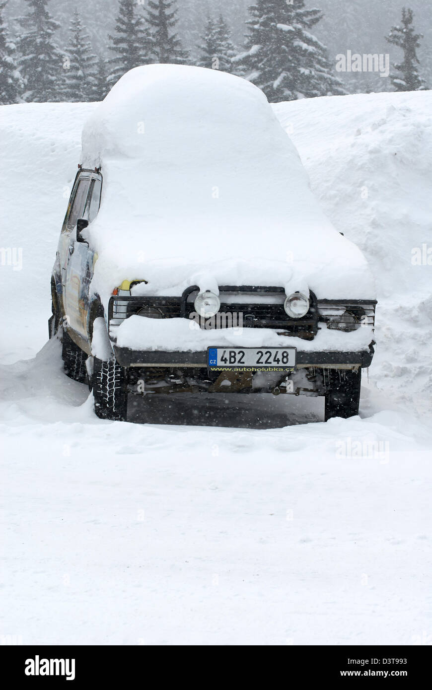 Car covered in snow Stock Photo Alamy