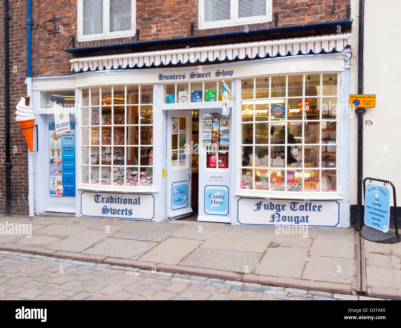 Hunter's a small traditional sweet shop selling all kinds of old-fashioned sweets and candy in Church Street Whitby Stock Photo
