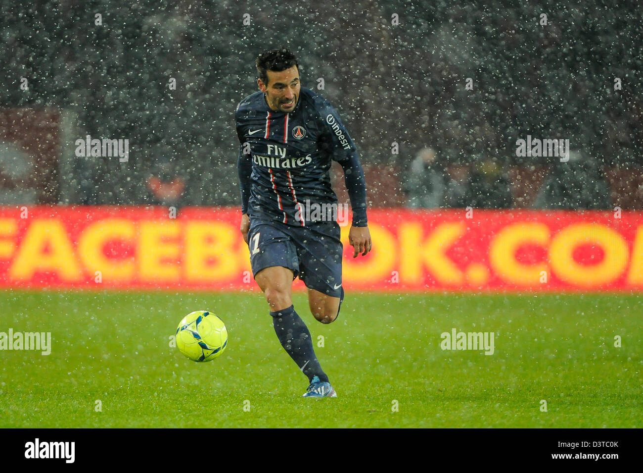 Paris, France. 24th Feb, 2013. . Football (Ligue 1), 26th round, PSG vs OM 2-0. Lavezzi (PSG) runs in the snow. Photo Frédéric Augendre Stock Photo