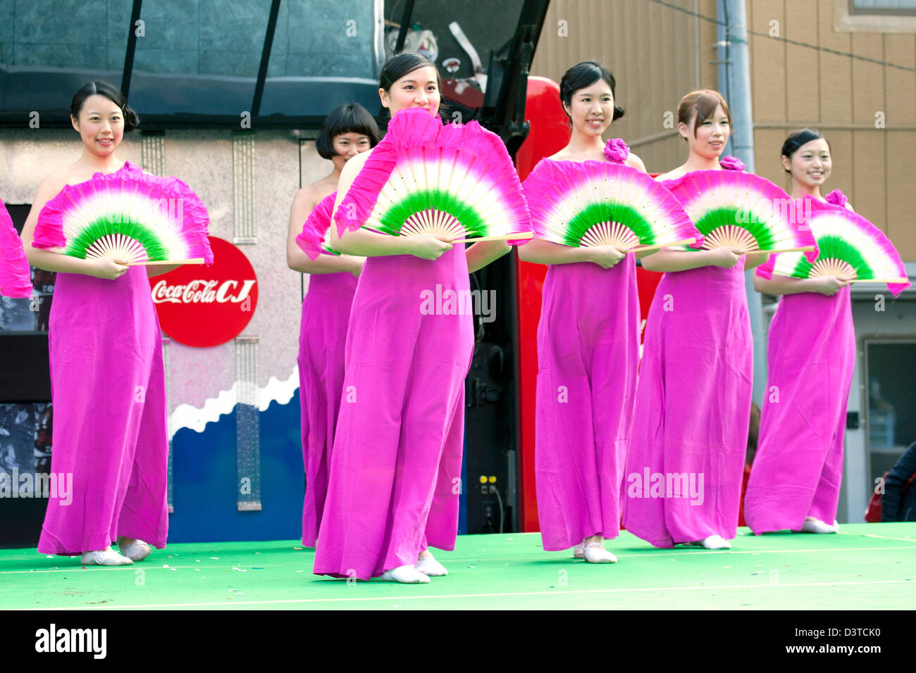 Kanagawa, Japan. 23rd Feb, 2013. Young girls show a traditional Chinese ...