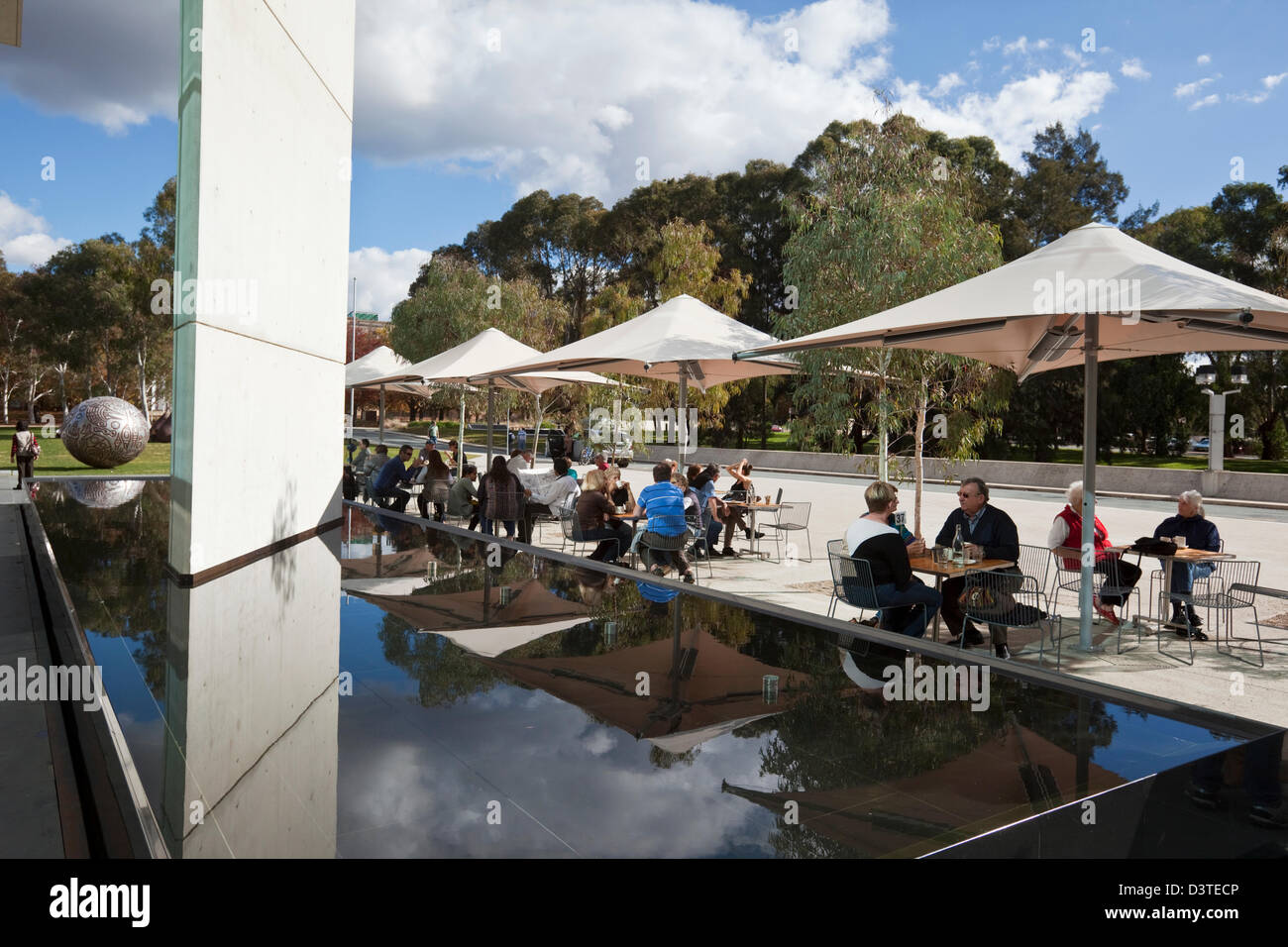 People relaxing at the Street Cafe at the National Gallery of Australia. Canberra, Australian Capital Territory (ACT), Australia Stock Photo