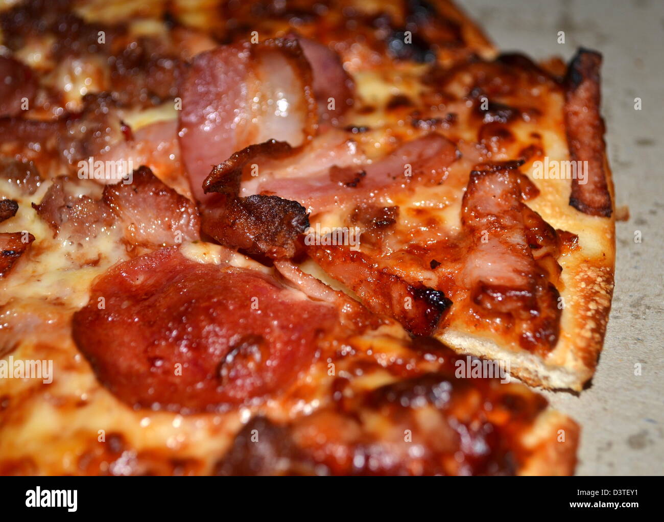 meatlovers pizza, Rasher bacon, pepperoni, champagne ham, ground beef