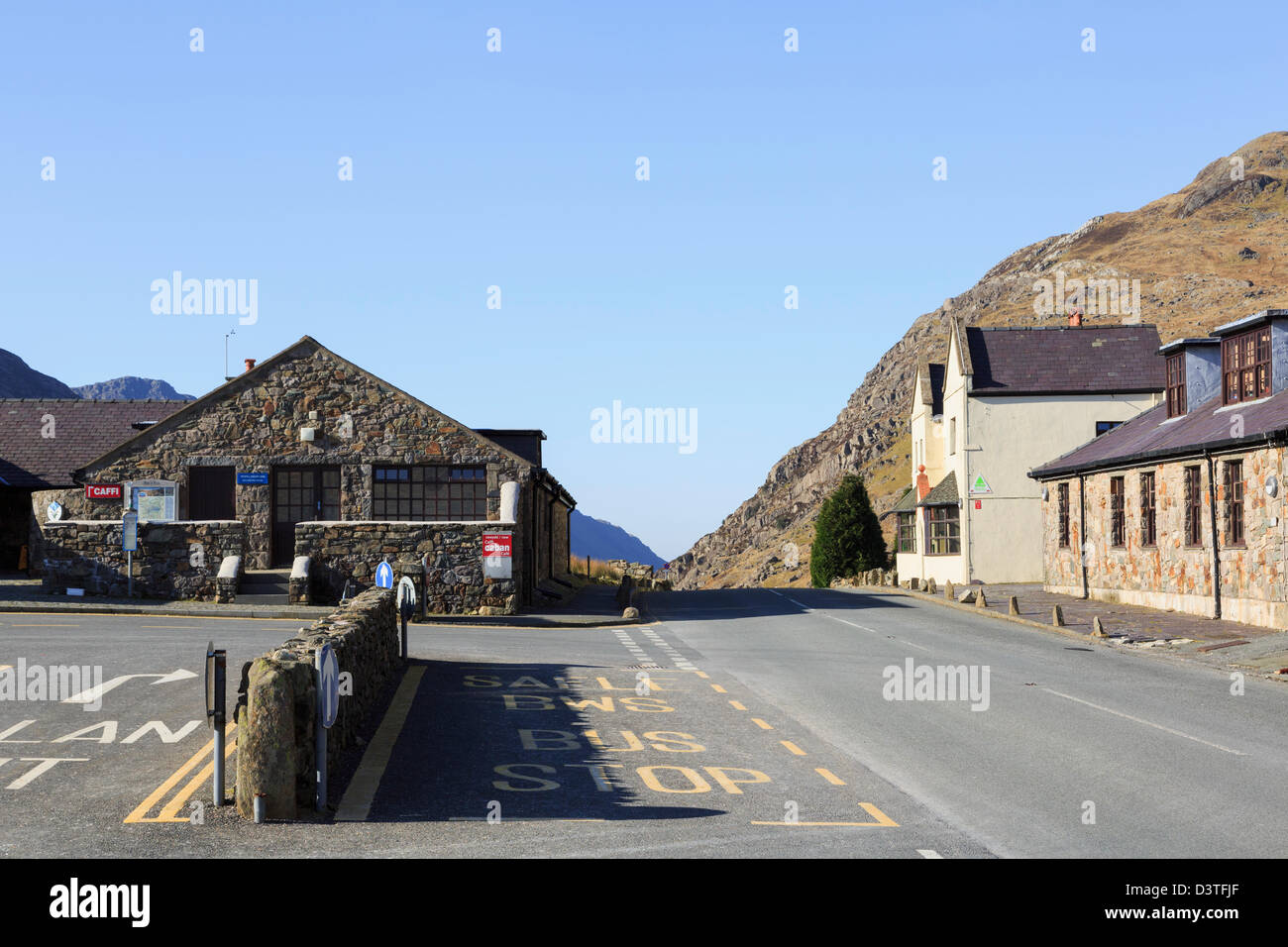 Pen-y-Pass YHA youth hostel, bus stop and car park a top of Llanberis Pass in Snowdonia National Park, Gwynedd, North Wales, UK Stock Photo