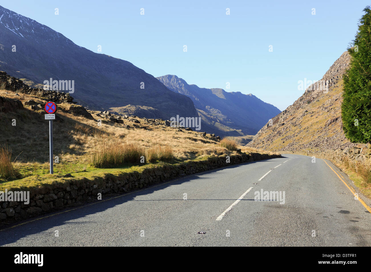 Empty road down into Bwlch Llanberis Pass from Pen-y-Pass in Snowdonia National Park, Gwynedd, North Wales, UK, Britain Stock Photo