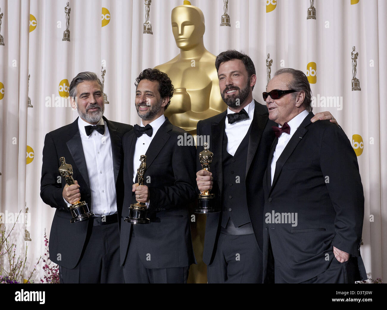 Los Angeles, California, USA. 24th February 2013.  Ben Affleck (2nd R), George Clooney (L), Grant Heslov (2nd R) and presenter Jack Nicholson pose in the press room after winning the trophy for Best Picture for 'Argo' during the 85th Annual Academy Awards on February 24, 2013 in Hollywood, California..ARMANDO ARORIZO /PI (Credit Image: Credit:  Armando Arorizo/Prensa Internacional/ZUMAPRESS.com/Alamy Live News) Stock Photo