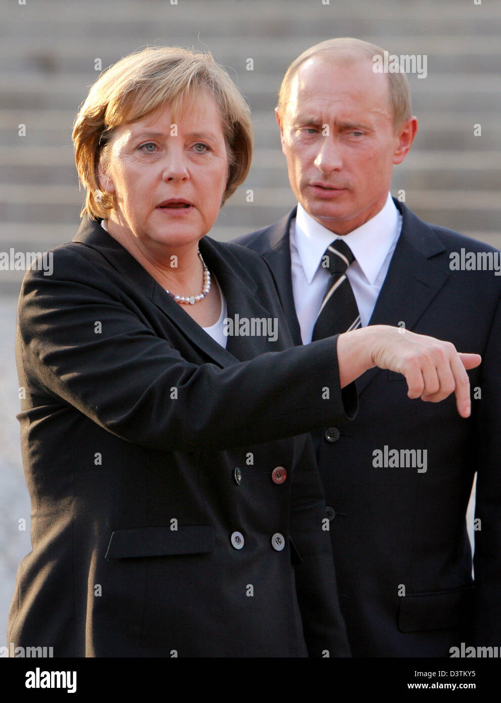 German Chancellor Angela Merkel (L) and Russian President Vladimr Putin (R) walk to the uncovering of a statue of the Russian author Fyodor Dostoevsky (1821 - 1881) on the banks of the river Elbe in Dresden, Germany, Tuesday, 10 October 2006. The statue was designed by Russian sculptor Alexander Rukawischnikow. Photo: Matthias Hiekel Stock Photo
