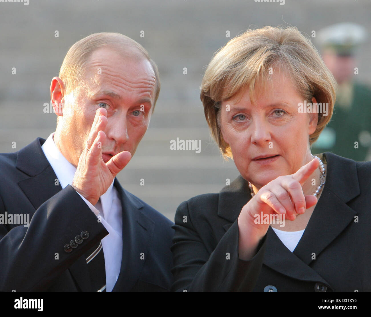 German Chancellor Angela Merkel (R) and Russian President Vladimr Putin (L) walk to the uncovering of a statue of the Russian author Fyodor Dostoevsky (1821 - 1881) on the banks of the river Elbe in Dresden, Germany, Tuesday, 10 October 2006. The statue was designed by Russian sculptor Alexander Rukawischnikow. Photo: Matthias Hiekel Stock Photo