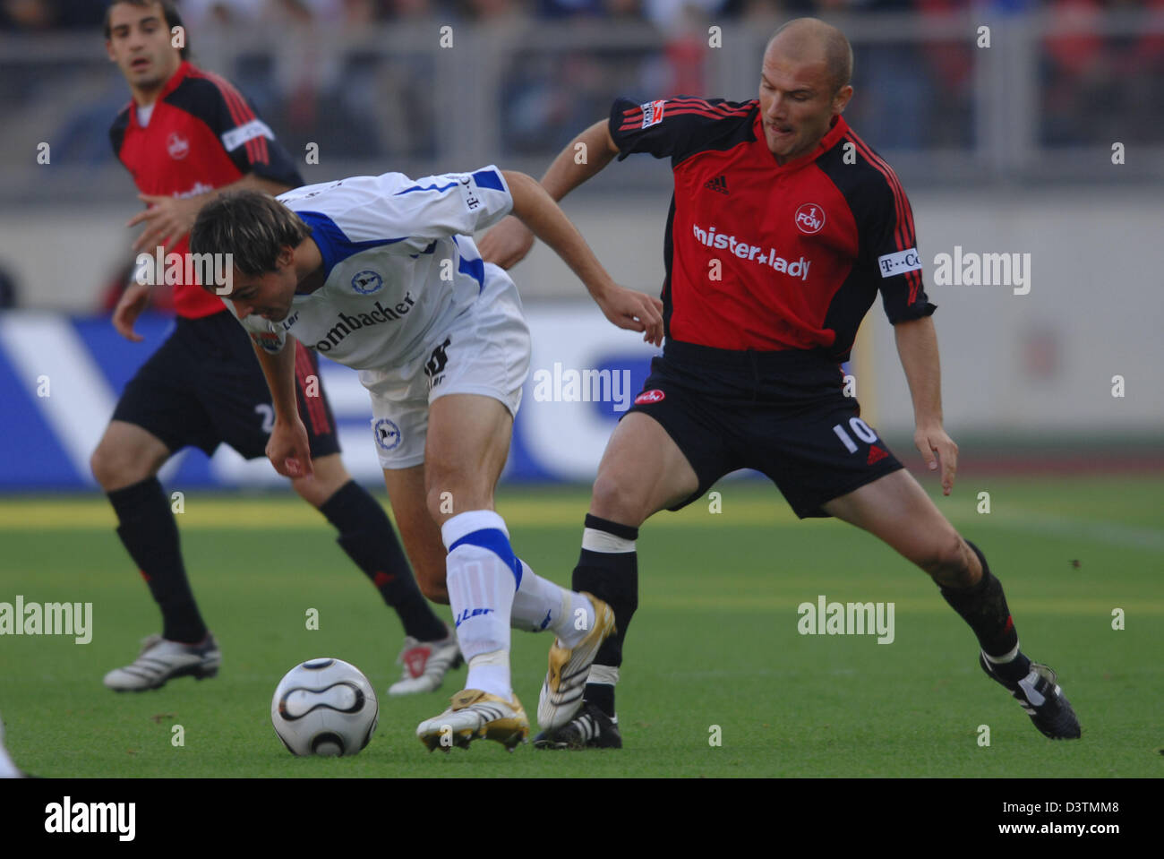 Ivica Banovic (R) and Horacio Javier Pinola of Nuremberg vie for the ball with Heiko Westermann (C) of Bielefeld during the Bundesliga match Nuremberg vs Arminia Bielefeld in Nuremberg, Germany, Sunday 15 October 2006. Photo: Armin Weigel (ATTENTION: EMBARGO! The DFL permits the further utilisation of the pictures in IPTV, mobile services and other new technologies only two hours a Stock Photo