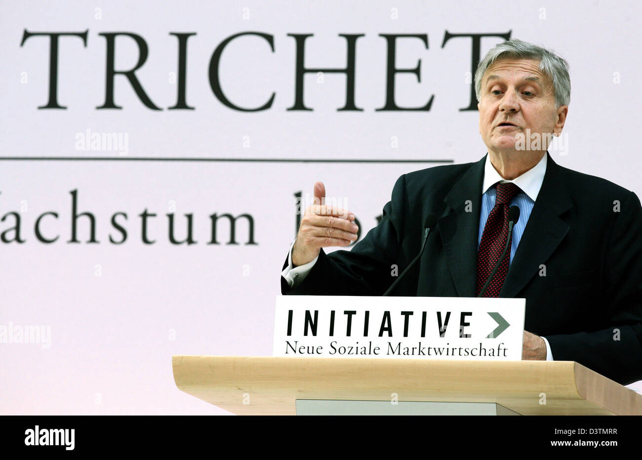 The President of the European Central Bank, Jean-Claude Trichet, speaks at an event of the 'Initiative neue soziale Marktwirtschaft' (lit: 'Initiative For A New Social Market Economy') of the Ludwig-Erhard-Lecture: 'Wie Europa zu mehr Wachstum kommt' (lit.: 'How Europe Can Gain in Economic Growth') in Berlin, Monday, 16 October 2006. Photo: Marcel Mettelsiefen Stock Photo