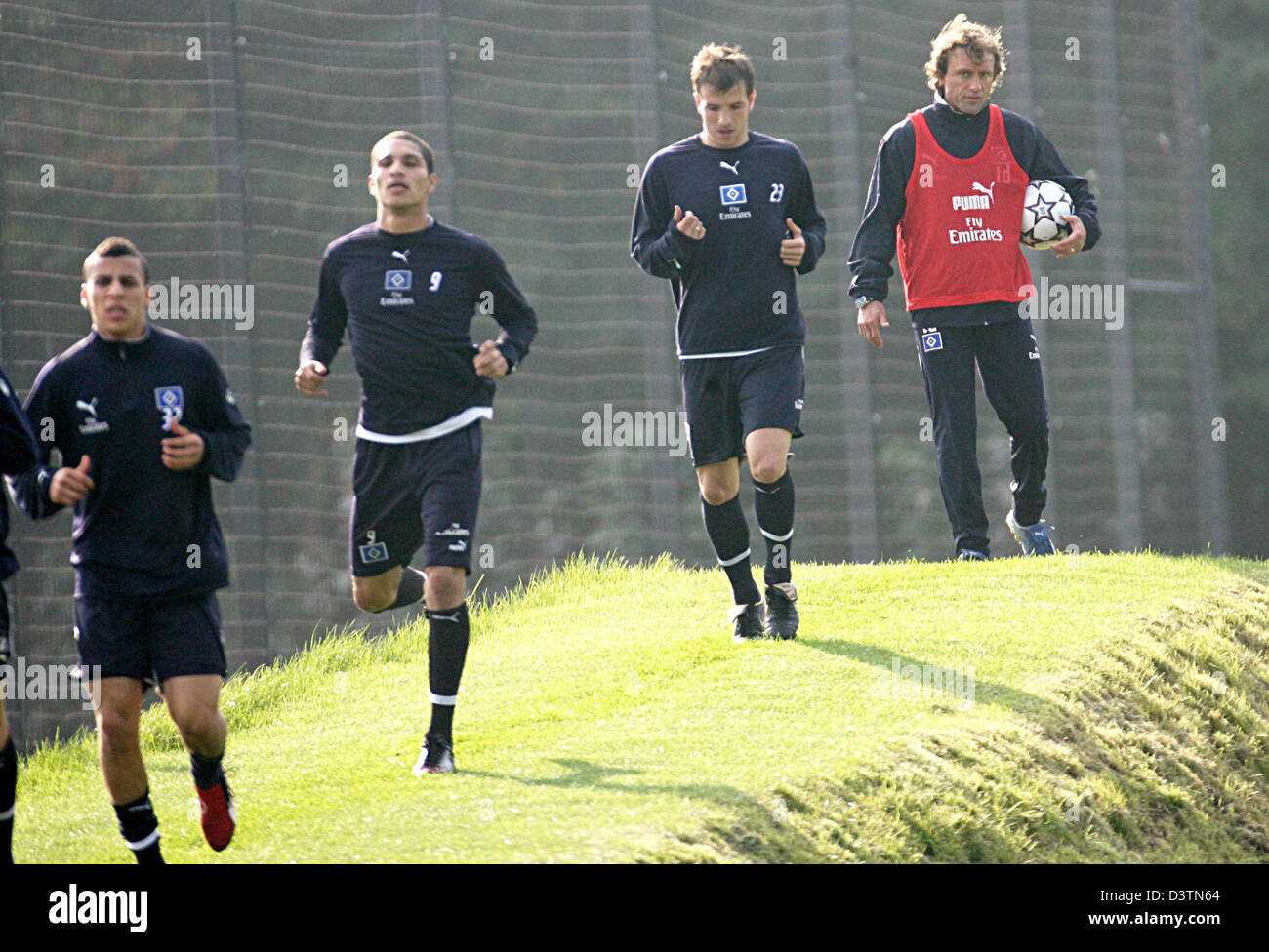 HSV head coach Thomas Doll (R) directs a training session in Hamburg, Germany, Thursday, 19 October 2006. Players Benny Feilhaber (L-R), Jose Paolo Guerrero and Raphael van der Vaart pass the coach. The Hamburg SV has not won any of the last 14 competitive matches. Photo: Maurizio Gambarini Stock Photo