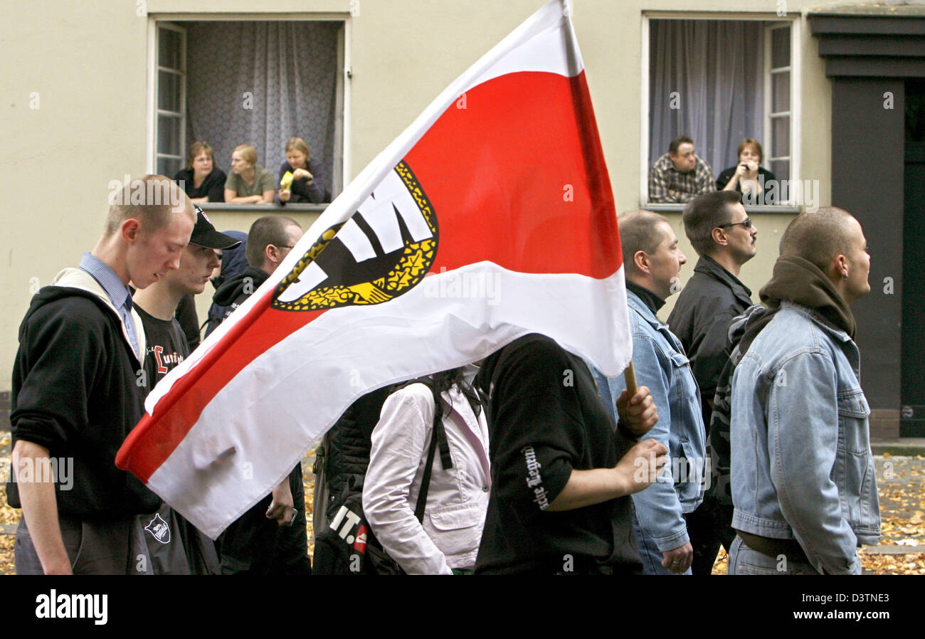 Neo-Nazis with a NPD (National Democratic Party of Germany) flag are pictured during a demonstration of different rightist exremist groups in Berlin, Germany, Saturday, 21 October 2006. Nearly 1000 neo-Nazis demonstrated for the release of a neo-Nazi musician. Several hundred leftist activists organised a peaceful counter demonstration. Photo: Marcel Mettelsiefen Stock Photo