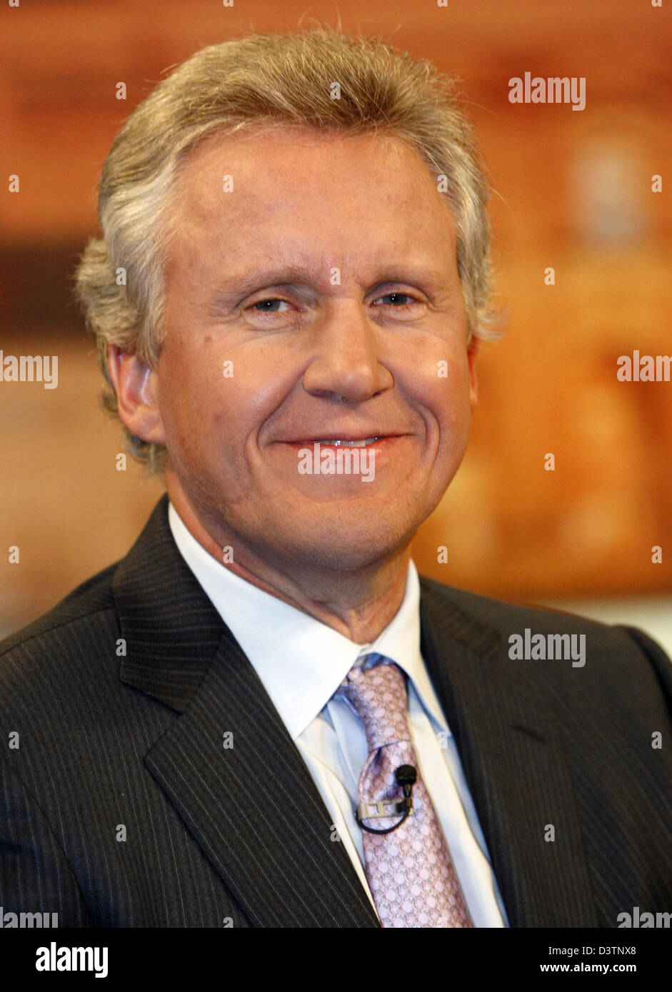 The photo shows the CEO of General Electric, Jeffrey R. Immelt, as guest in the TV programme 'Sabine Christiansen' in Berlin, Germany, Sunday, 22 October 2006. Guests from economy and politics discussed on the issue of 'Wie sozial ist die globale Wirtschaft?' ('How social is global economy?'). Photo: Marcel Mettelsiefen Stock Photo