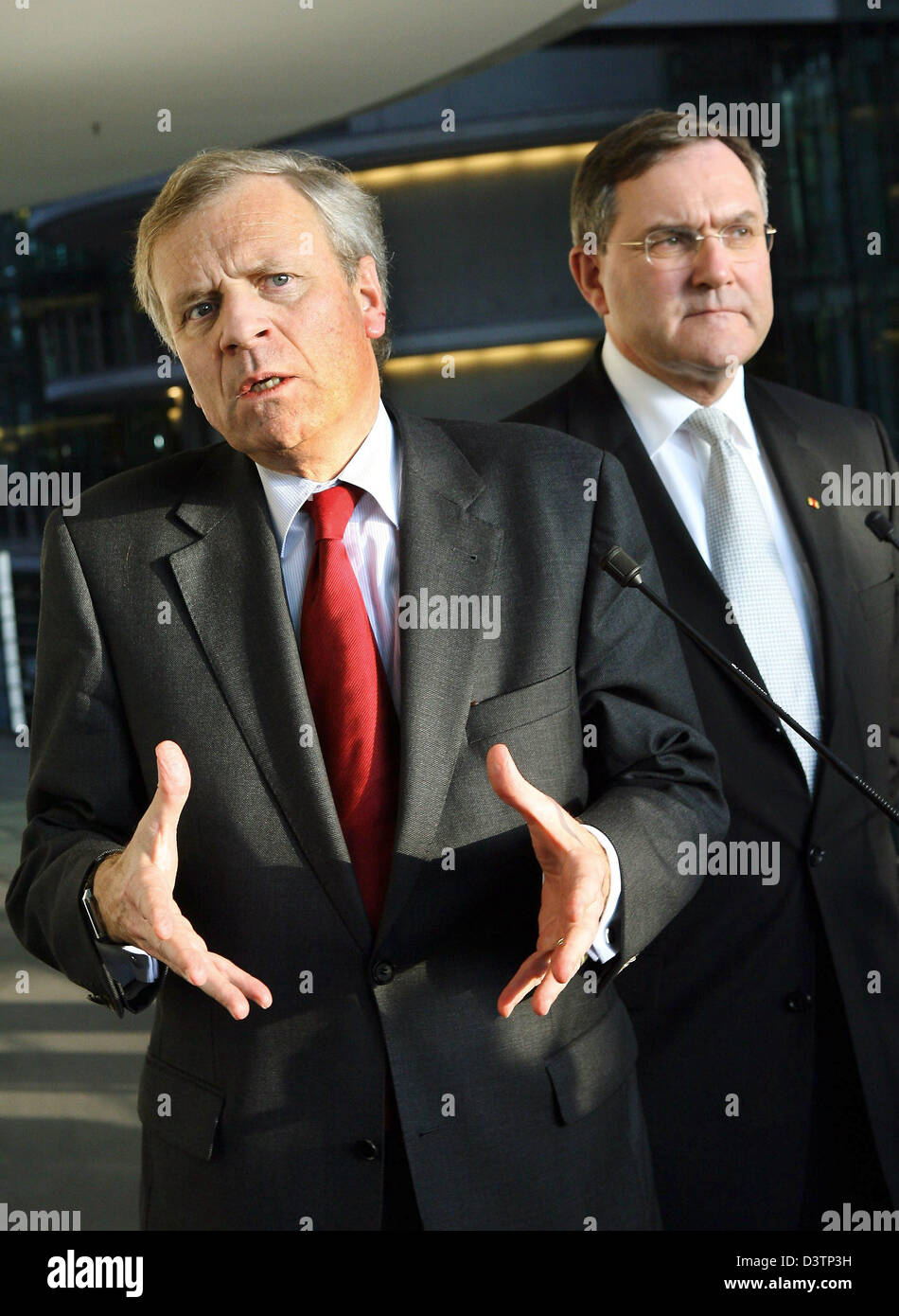 Minister of Defence Franz Josef Jung (R, CDU) and NATO secretary general Jaap de Hoop Scheffer give a statement to the press in Berlin, Germany, Wednesday, 25 October 2006. Jung and de Hoop Scheffer talked about the topics of the upcoming NATO summit in Riga, Latvia. Photo: Steffen Kugler Stock Photo