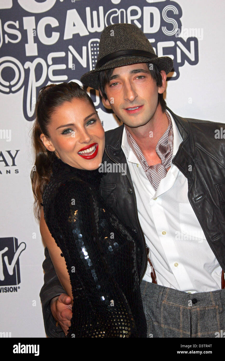 US-American actor Adrien Brody and his girlfriend, Spanish actress Elsa Pataky, pose on the red carpet at Bella Center during the MTV Europe Music Awards 2006 in Copenhagen, Denmark, 02 November 2006. Photo: Hubert Boesl Stock Photo