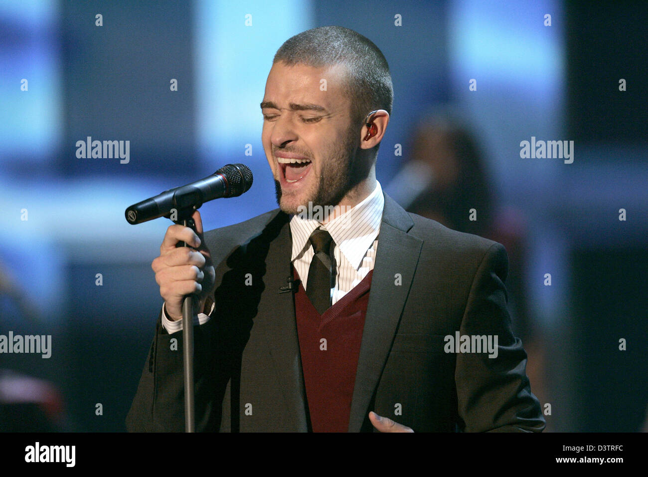 US singer Justin Timberlake performs at the TV show 'Bet, that..?' (Wetten, das..?) in Duesseldorf, Germany, Saturday, 04 November 2006. Photo: Joerg Carstensen Stock Photo
