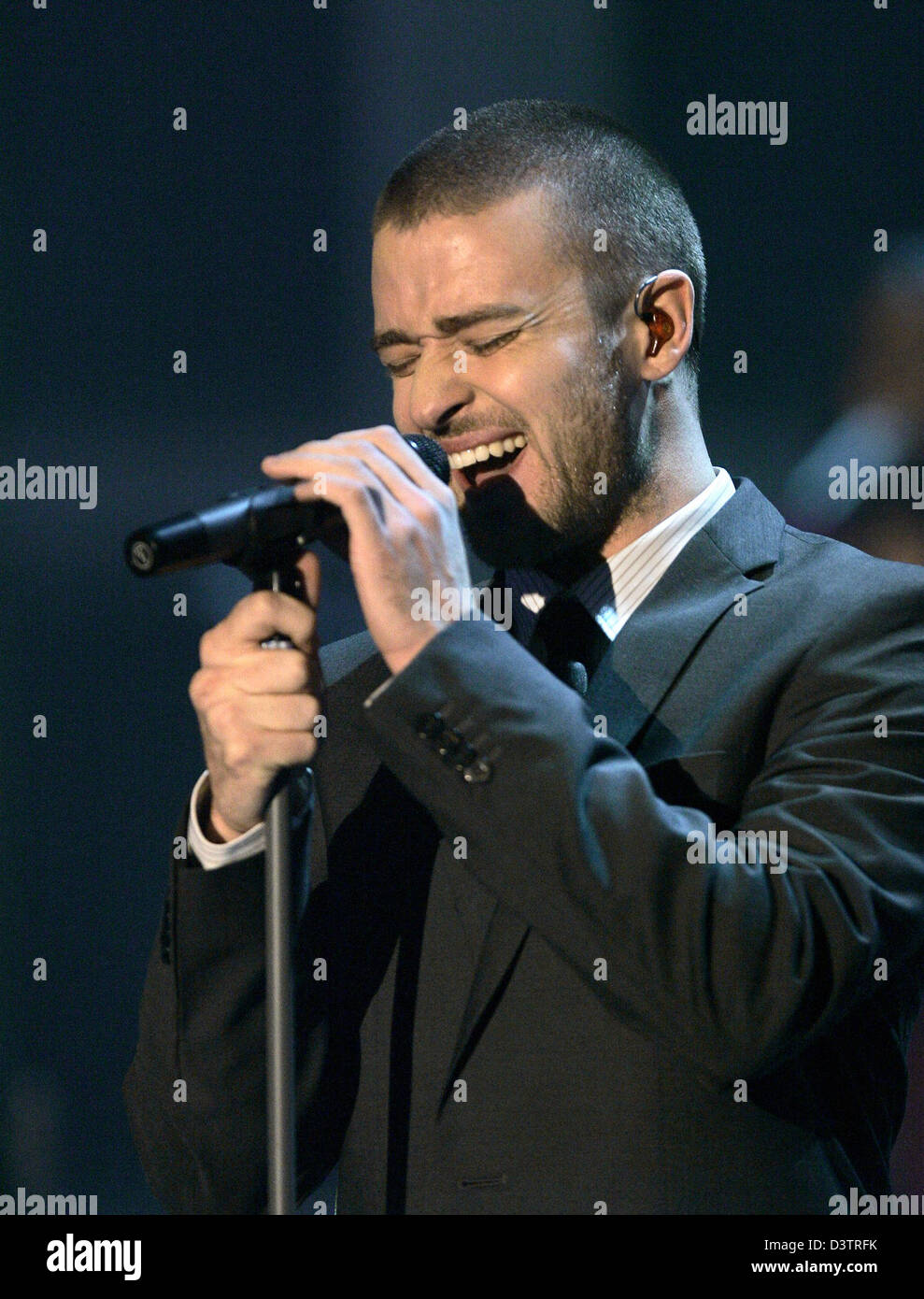 US singer Justin Timberlake performs at the TV show 'Bet, that..?' (Wetten, das..?) in Duesseldorf, Germany, Saturday, 04 November 2006. Photo: Joerg Carstensen Stock Photo
