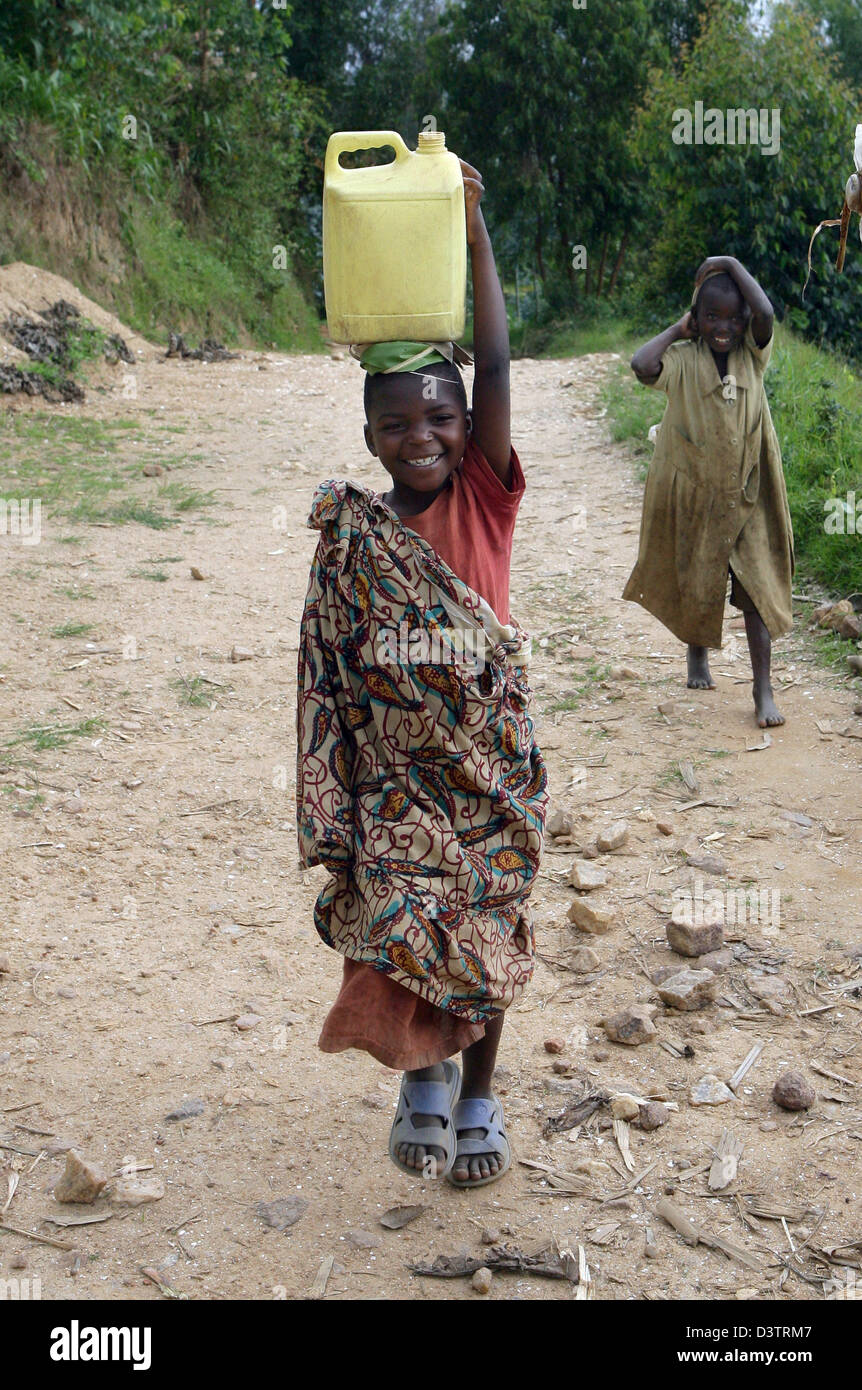 (dpa files) Children carry water buckets on their heads near Kigeyo