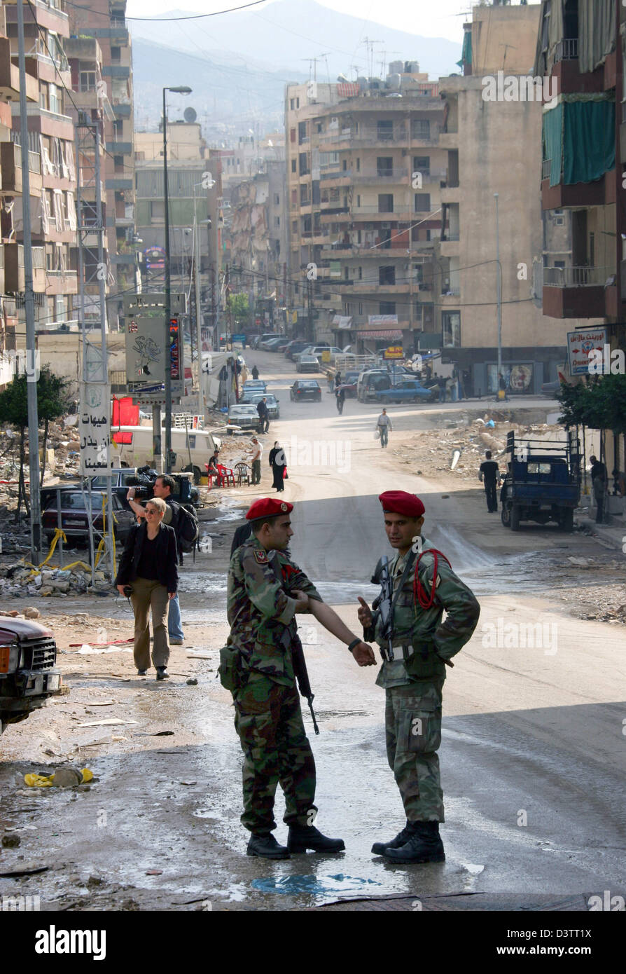 Two soldiers stand in a street with appartement buildings and stores in the capital Beirut, Lebanon, Friday, 03 November 2006. Photo: Gero Breloer Stock Photo