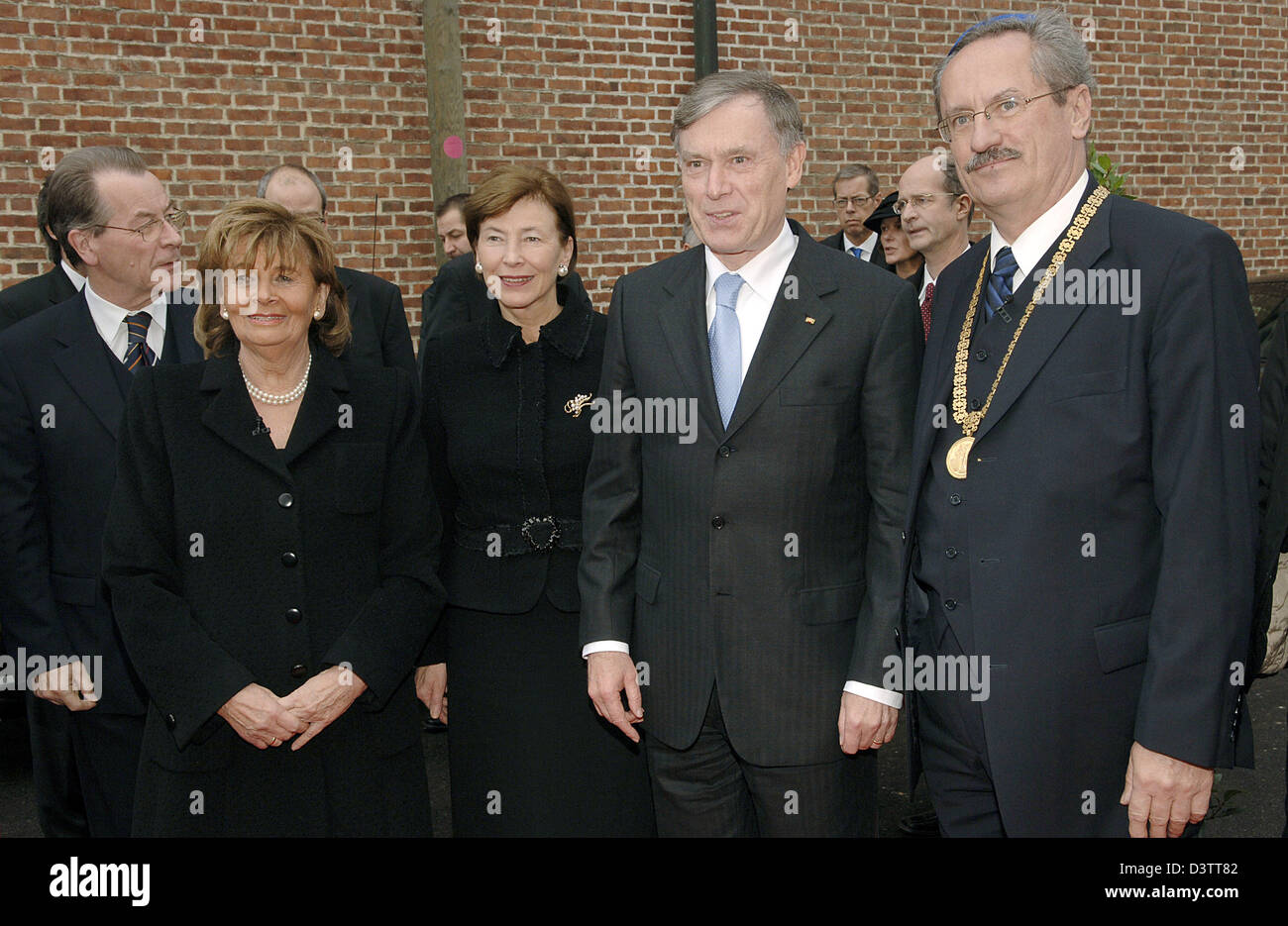 German President Horst Koehler (2-R) and his wife Eva-Luise pose next ...