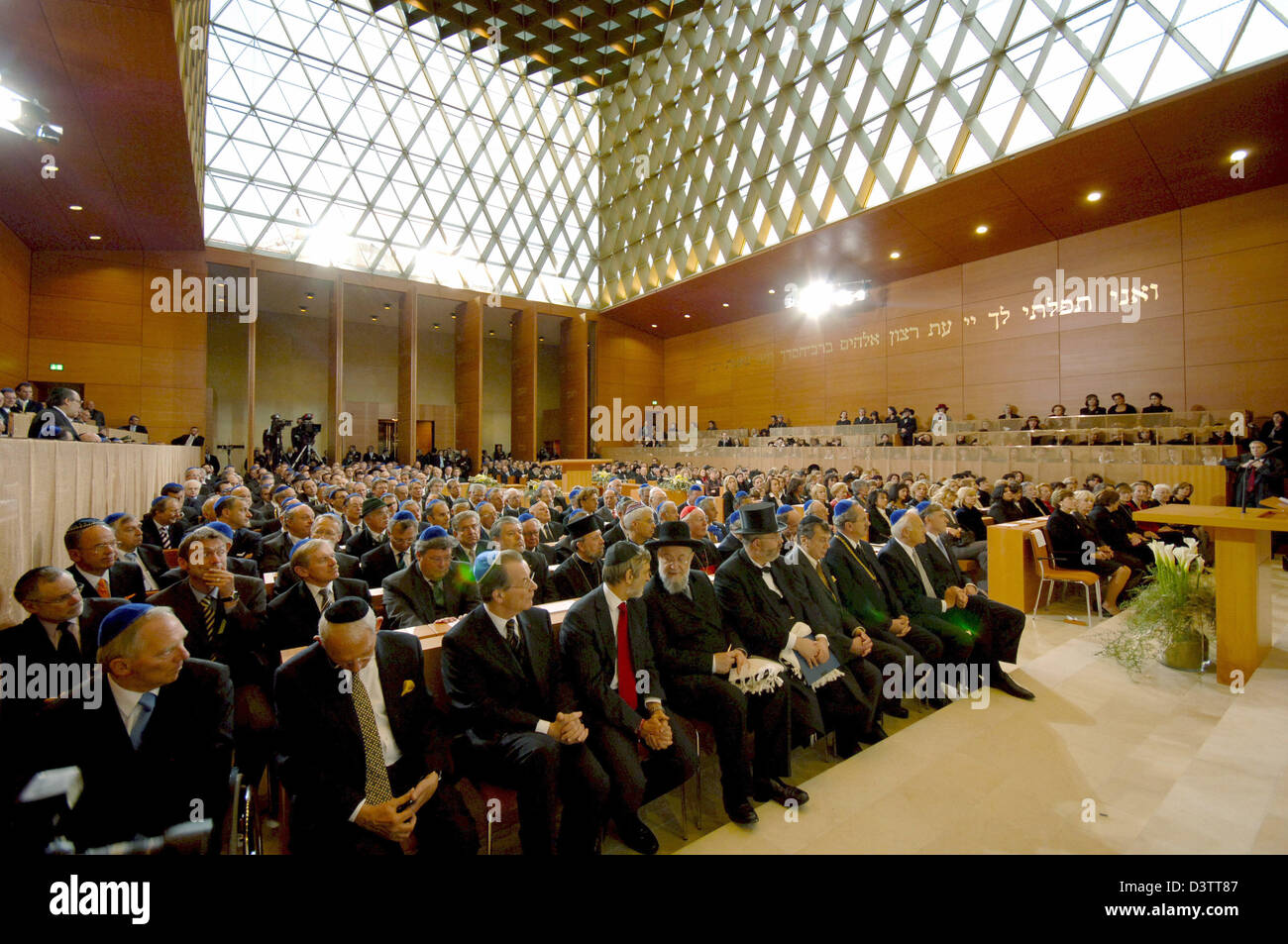 The picture shows the interior of the new main synagogue during its ceremonial opening in Munich, Germany, Thursday, 09 November 2006. The synagogue had been destroyed by the Nazis five months prior to the 'Pogromnacht', the Night of Broken Glass in 1938. 1200 guests were invited to attend the reopening, among them Prime Minister of Bavaria and many high representatives of Judaism  Stock Photo