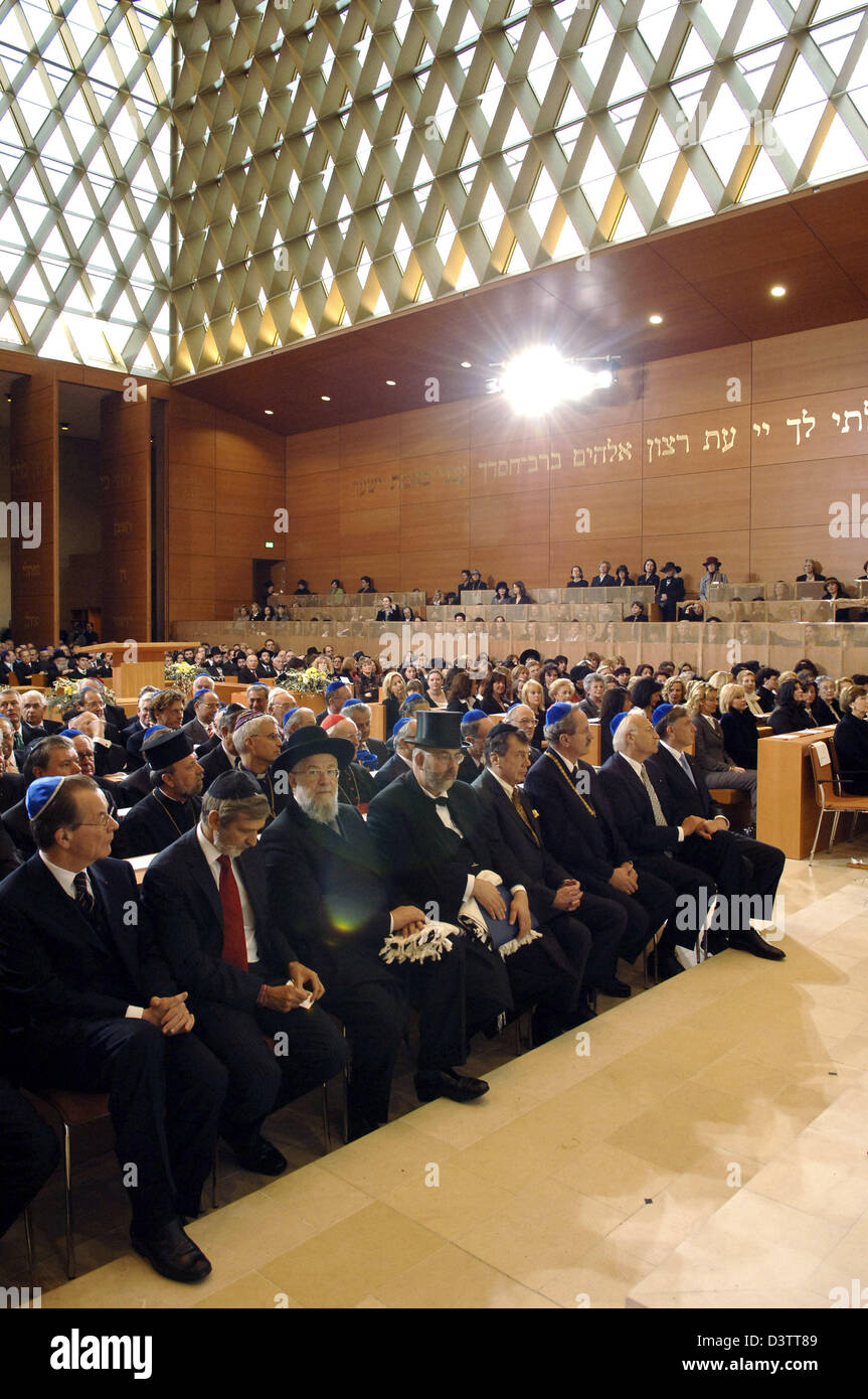 The picture shows the interior of the new main synagogue during its ceremonial opening in Munich, Germany, Thursday, 09 November 2006. The synagogue had been destroyed by the Nazis five months prior to the 'Pogromnacht', the Night of Broken Glass in 1938. 1200 guests were invited to attend the reopening, among them Prime Minister of Bavaria and many high representatives of Judaism  Stock Photo