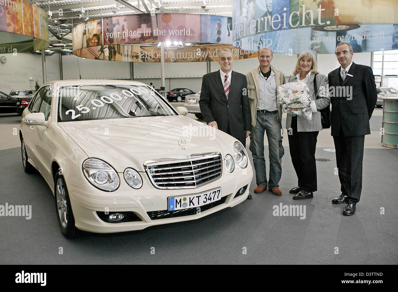 (L-R) DaimlerChrysler Sindelfingen factory manager Eberhard Haller, taxi driver Christian Kugler, his mother Erika and Mercedes-Benz customer centre Sindelfingen Alois Oehlman pictured with Kugler's new Mercedes-Benz E Class in Sindelfingen, Germany, Tuesday, 14 November 2006. He is the proud owner of the 25 millionth Mercedes-Benz. Photo: Marijan Murat Stock Photo