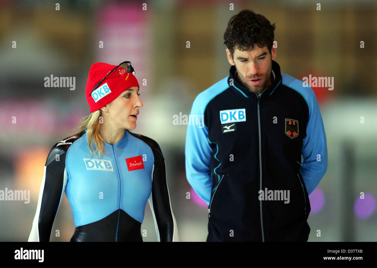 German speed skater Anni Friesinger (L) and her Dutch coach Gianni Romme chat during warm-up of the speed skating world cup in Berlin, Germany, Friday 17 November 2006. Photo: Gero Breloer Stock Photo