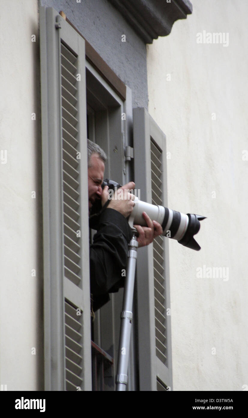 A photographer shown in a window in Bracciano, Italy, Saturday, 18 November 2006. The numerous fans who had travelled here to see the wedding of Hollywoodstar Tom Cruise and Katie Holmes were disappointed. The couple did not show themselves once in public. They married according to the rules of the Scientology organisation. Photo: Lars Halbauer Stock Photo