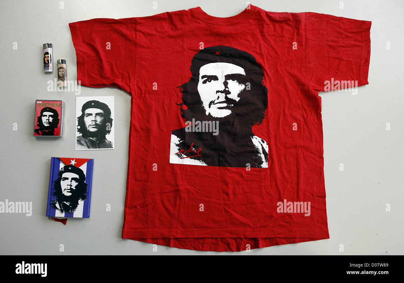 The picture shows lighters, notepads, postcards and a red t-shirt decorated with the popular image of Ernesto 'Che' Guevara in Frankfurt Main, Germany, Thursday 16 November 2006. Cuban photographer Alberto Korda took Che's picture on 05 March 1960. Photo: Frank May Stock Photo