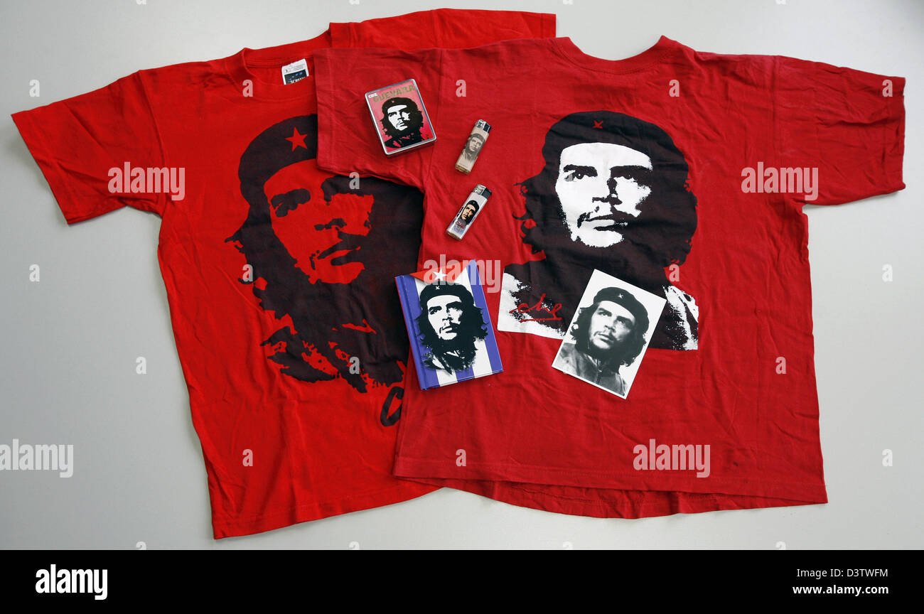 The picture shows lighters, notepads, postcards and a red t-shirt decorated with the popular image of Ernesto 'Che' Guevara in Frankfurt Main, Germany, Thursday 16 November 2006. Cuban photographer Alberto Korda took Che's picture on 05 March 1960. Photo: Frank May Stock Photo