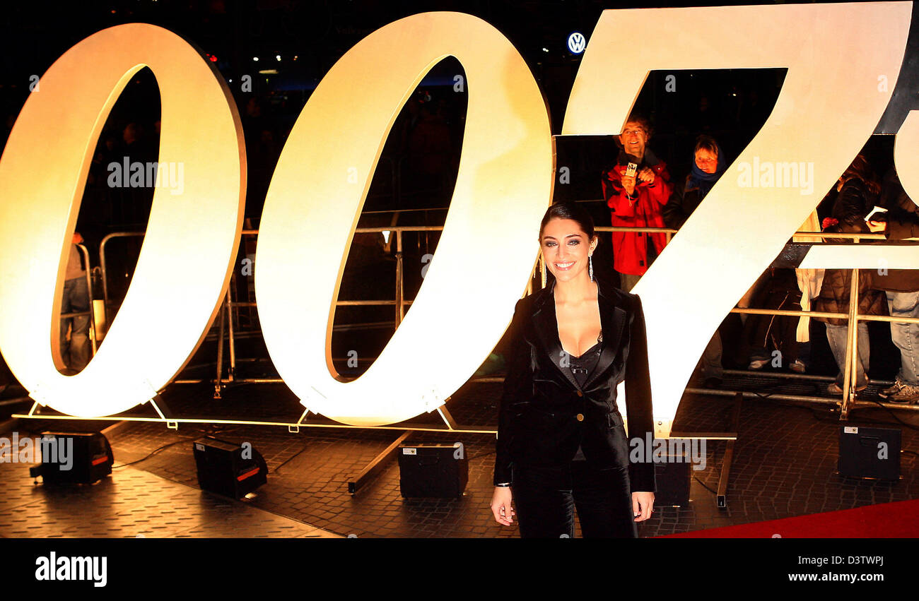 Italian actress and Bond girl Caterina Murino stands in front of a huge 007 writing at the German premiere of the new Bond film 'Casino Royale' at the Sony Center in Berlin, Tuesday 21 November 2006. The film will be shown in the German cinemas starting 23 November 2006. Photo: Steffen Kugler Stock Photo