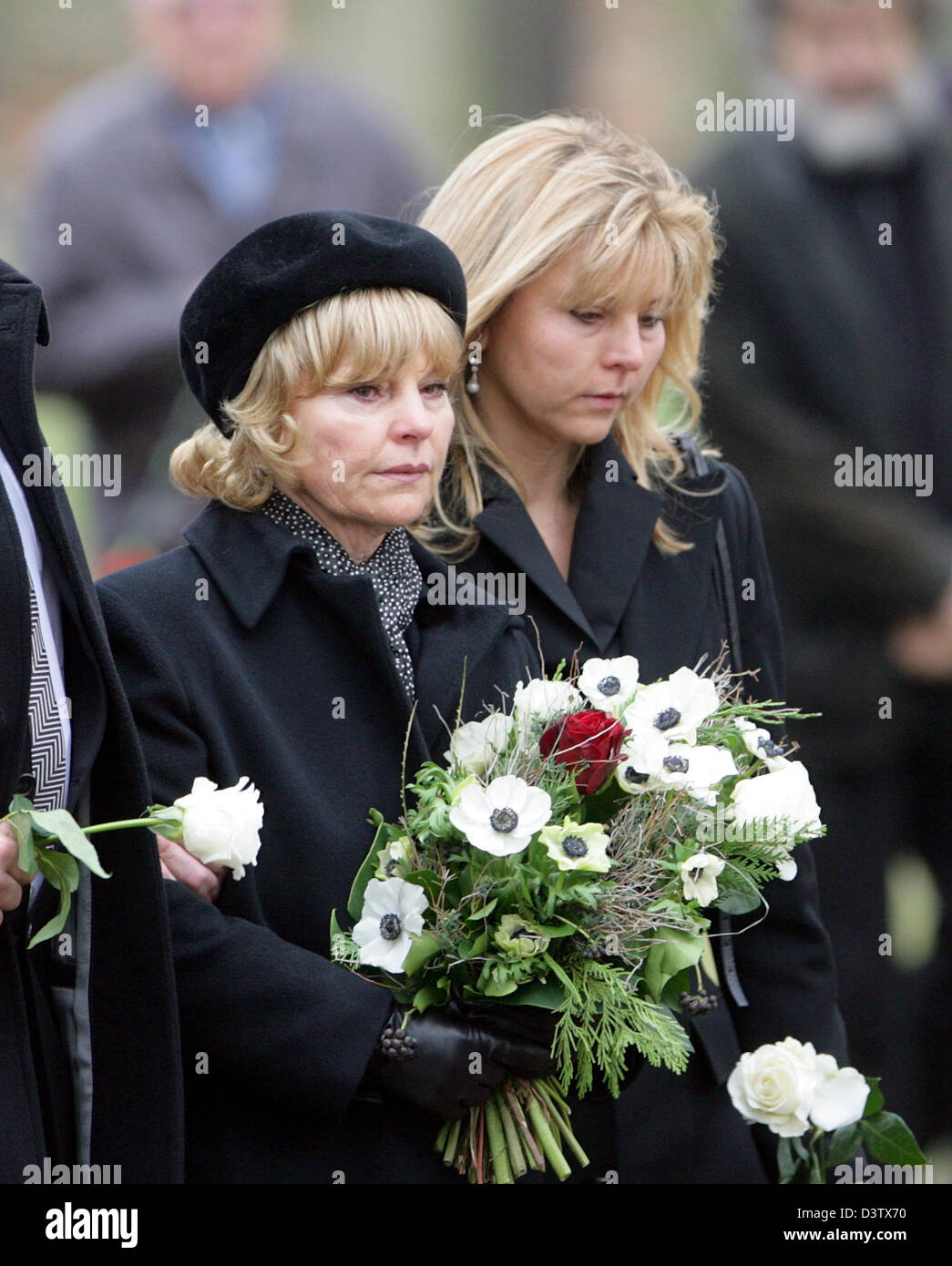 The widow of former GDR espionage governor Markus Wolf, Andrea Wolf (L) and her daughter (R) stand at his grave in Berlin, Germany, Saturday, 25 November 2006. Wolf died on 9 November 2006, a special date in Germany, aged 83. Hundreds of people followed the funeral procession of Wolf, who was over 30 years responsible for 4,000 GDR exterior agents in the Cold War. Photo: Gero Brelo Stock Photo