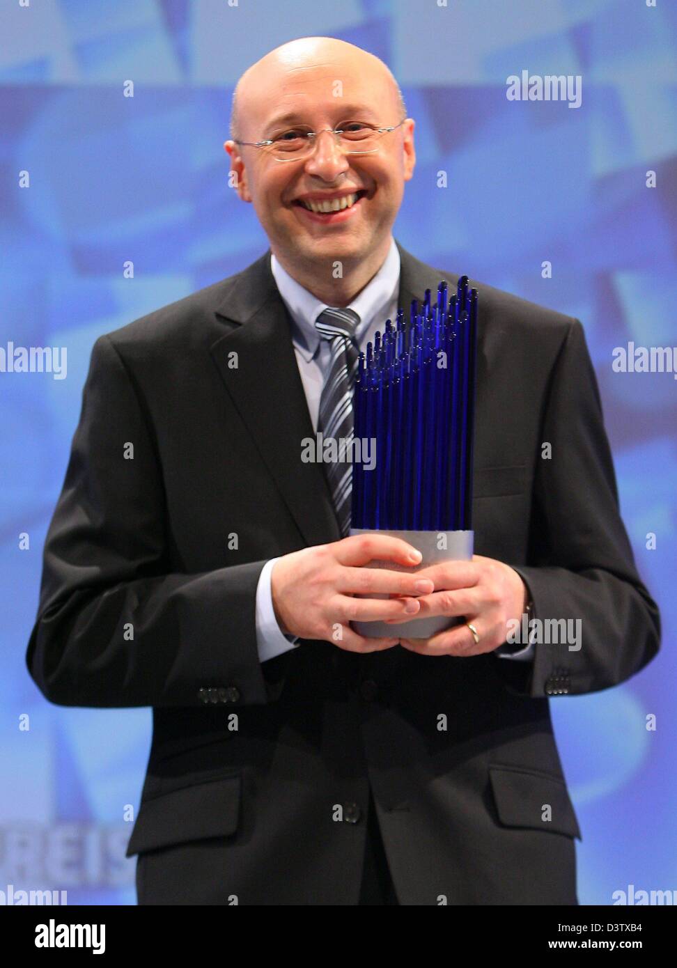Stefan W. Hell of the Max Planck Institute for Biophysical Chemistry in Goettingen pictured with the German Innovation Award in Berlin, Germany, 23 November 2006. Hell receives the award for his work in the field of light microscopy. Photo: Steffen Kugler Stock Photo